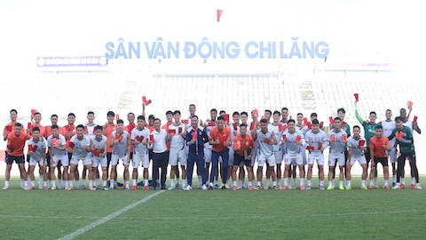 Simone Inzaghi celebrating with his Inter Milan players after beating Barcelona.